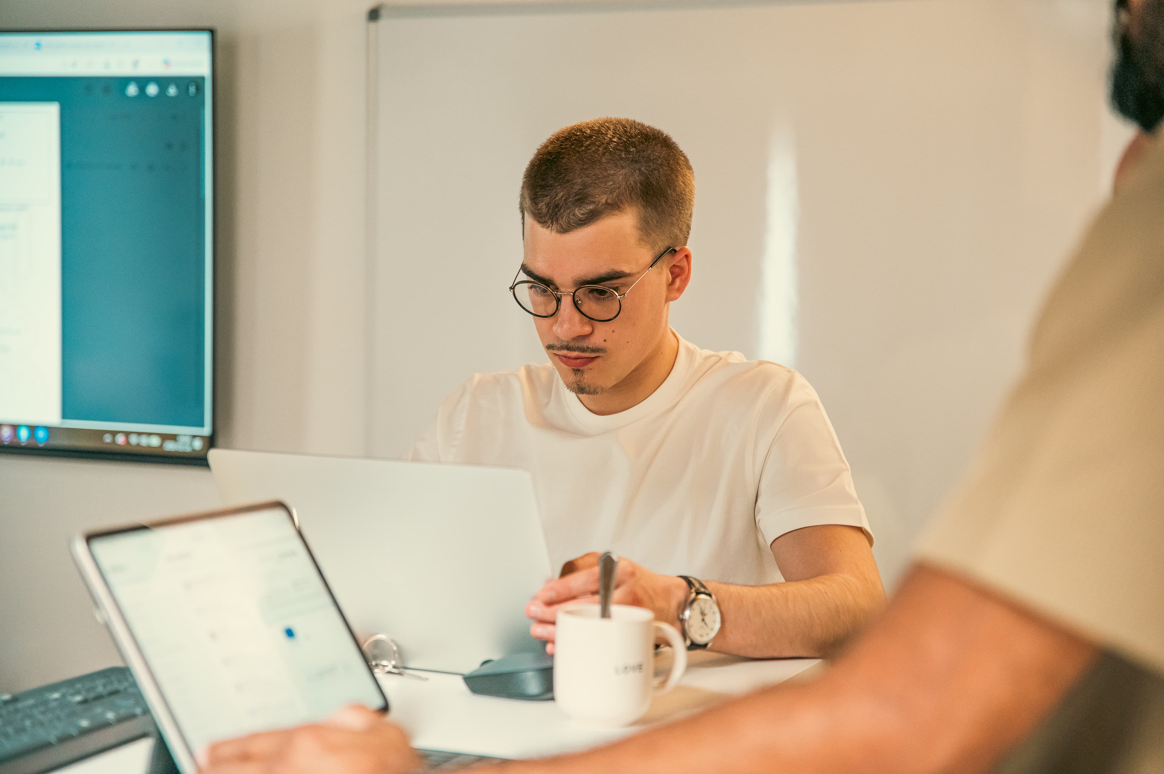Batiste Aubert, fondateur de Digital Nelyx, dans son bureau